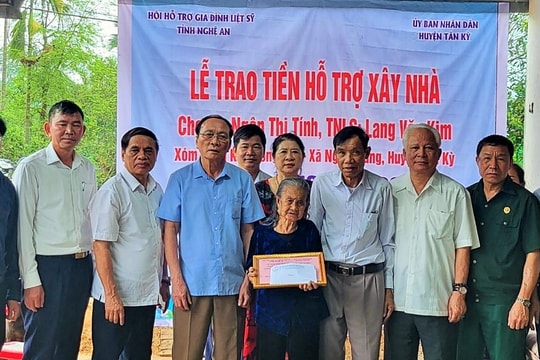 Trao 150 triệu đồng hỗ trợ xây dựng nhà tình nghĩa ở Tân Kỳ