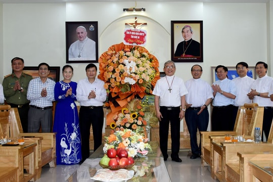 Lãnh đạo tỉnh Nghệ An chúc mừng tân Giám mục Chính tòa Giáo phận Hà Tĩnh