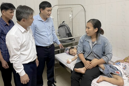 Lấy mẫu sữa chua tìm nguyên nhân ngộ độc trong trường mầm non ở Đô Lương