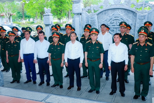 Bộ trưởng Bộ Quốc phòng Phan Văn Giang dâng hoa, dâng hương tại Khu Di tích lịch sử Quốc gia Truông Bồn, Nghệ An