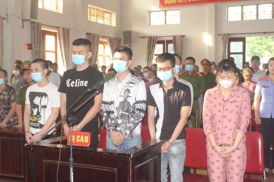 Nhóm thanh niên góp tiền mua ma túy vào phòng karaoke để 'bay lắc'