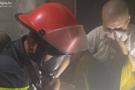 Cứu người ngạt khói trong đám cháy ở thành phố Vinh