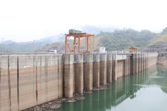 Tiêu thụ điện tăng cao, thủy điện cạn nước, EVN cảnh báo tình huống xấu