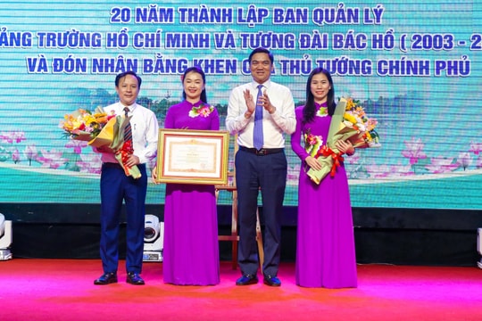 Trao tặng Bằng khen Thủ tướng Chính phủ cho Ban Quản lý Quảng trường Hồ Chí Minh và Tượng đài Bác Hồ 
