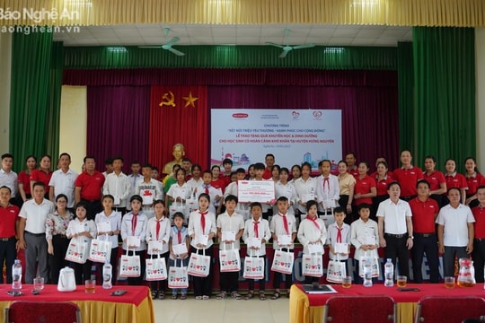 Dai-ichi Life Việt Nam tặng quà, học bổng cho học sinh khó khăn tại Nghệ An