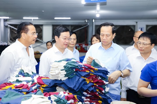 Bộ trưởng Bộ Lao động - Thương binh và Xã hội kiểm tra hoạt động sản xuất, kinh doanh tại Nghệ An
