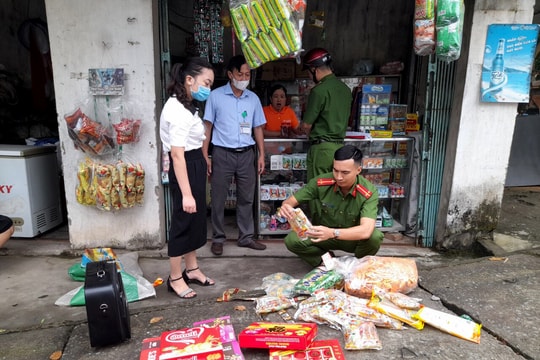 Tịch thu nhiều bánh kẹo, hàng hoá không có nguồn gốc xuất xứ trước các cổng trường