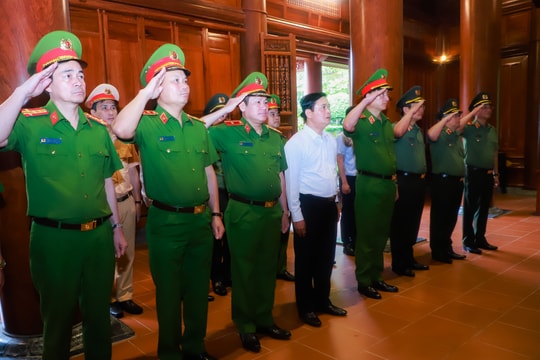 Đoàn công tác Bộ Công an dâng hoa, dâng hương tưởng niệm Chủ tịch Hồ Chí Minh