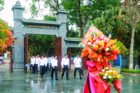 Trưởng ban Nội chính Trung ương Phan Đình Trạc dâng hương tưởng niệm Chủ tịch Hồ Chí Minh