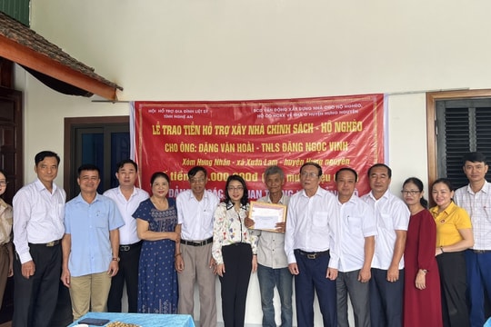 Trao 100 triệu đồng hỗ trợ xây dựng nhà tình nghĩa ở Hưng Nguyên