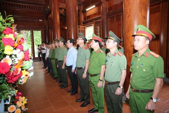 Thứ trưởng Bộ Công an Trần Quốc Tỏ dâng hương tưởng niệm Chủ tịch Hồ Chí Minh tại Khu Di tích Kim Liên