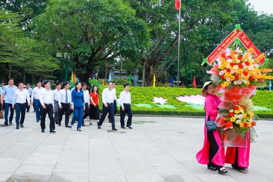 Phó Chủ tịch nước Võ Thị Ánh Xuân dâng hoa, dâng hương tưởng niệm Chủ tịch Hồ Chí Minh