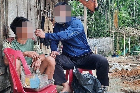 Những đồng đẳng viên băng rừng, lội suối giúp người có 'H'