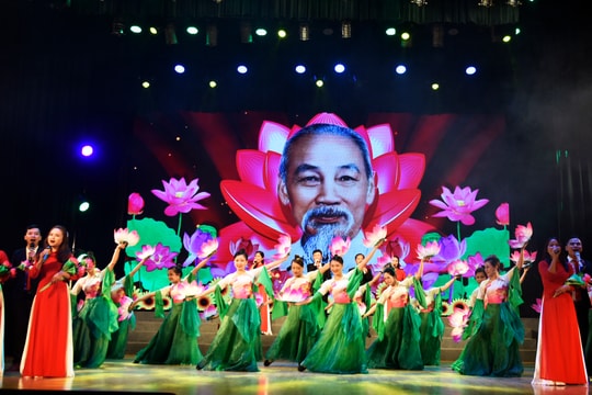 21 đoàn nghệ thuật quần chúng tham gia Liên hoan Tiếng hát Làng Sen năm 2023