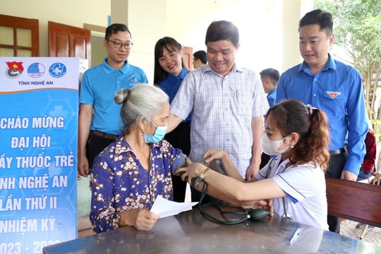 Hàng nghìn người dân Nghệ An được khám, cấp thuốc miễn phí tại 'Ngày hội Thầy thuốc trẻ làm theo lời Bác'