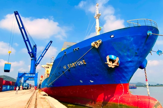 Cảng Cửa Lò đón chuyến tàu container quốc tế đầu tiên trong năm 2023