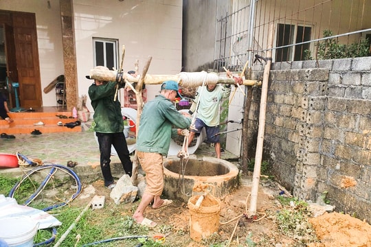 Vào mùa hạn, thợ giếng Nghệ An làm không hết việc