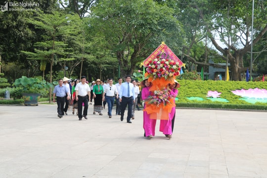 Ban Dân tộc tỉnh dâng hương tưởng niệm Chủ tịch Hồ Chí Minh tại Khu Di tích Kim Liên