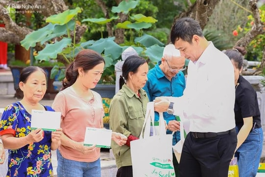 CLB Sông Lam Nghệ An và nhà tài trợ trao quà cho hoàn cảnh khó khăn tại huyện Nam Đàn