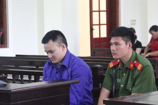 Dùng búa đinh đánh vào đầu bạn để trả thù