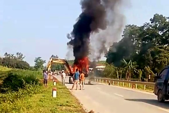 Máy xúc bất ngờ bốc cháy khi đang dọn vệ sinh lề đường ở Thanh Chương