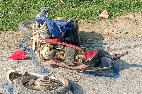 Va chạm với ô tô, xe máy nát tươm, hai người nhập viện