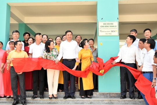 Phó Bí thư Tỉnh ủy Hoàng Nghĩa Hiếu dự lễ khởi công, khánh thành nhà cộng đồng tránh lũ ở huyện Hưng Nguyên