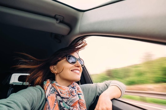 Hạ kính ô tô, tắt điều hòa có tiết kiệm xăng dầu như bạn tưởng?