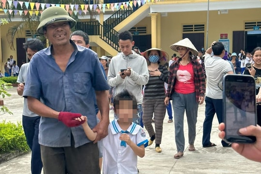 Bé gái lớp 1 ở Nghệ An ngủ trong tủ phòng học hơn 4 tiếng khiến cả xã nhốn nháo đi tìm