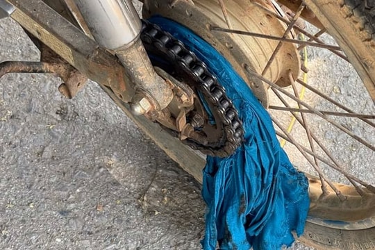 Bé gái 8 tuổi bị gãy tay vì áo chống nắng cuốn vào bánh xe