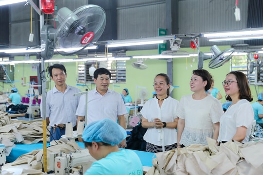 Báo Nghệ An trao quà, tặng quạt mát cho công nhân 