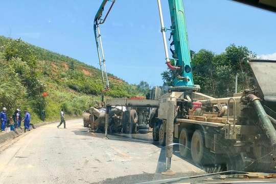 Xe bồn gặp nạn, bị lật nằm ngang đường 