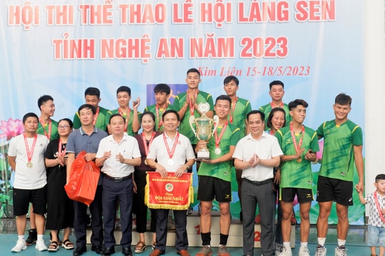 Trao giải Hội thi thể thao Lễ hội Làng Sen năm 2023