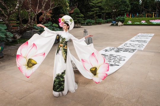 Ấn tượng bộ sưu tập áo dài sen kỷ niệm sinh nhật Bác