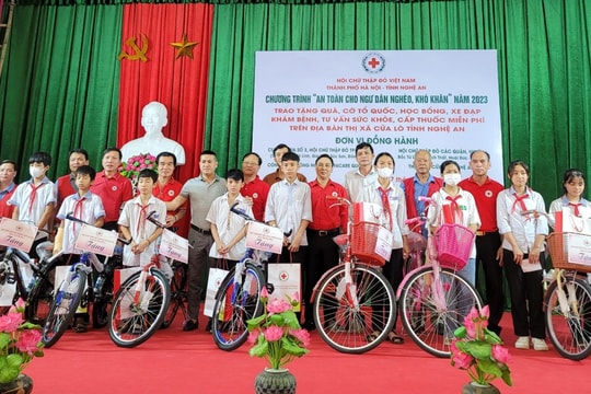 Khám, cấp thuốc miễn phí và trao quà cho người dân nghèo ở thị xã Cửa Lò