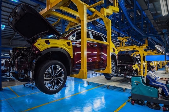 Sản xuất ô tô liên tục lao dốc; USD tăng vọt gây áp lực lên vàng