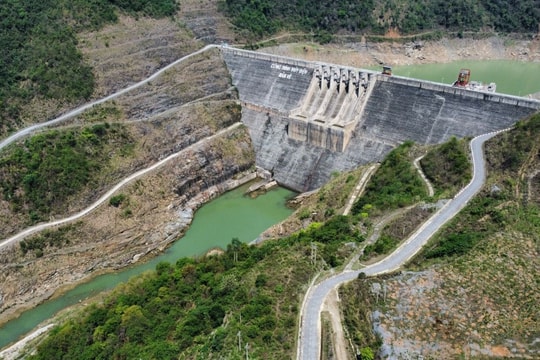 Nắng nóng kéo dài, mực nước hồ thủy điện Bản Vẽ xuống thấp