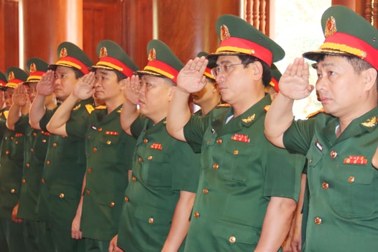 Bộ Chỉ huy Quân sự tỉnh dâng hoa, dâng hương tưởng niệm Chủ tịch Hồ Chí Minh