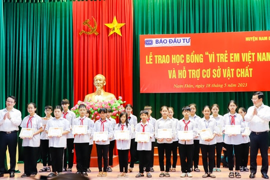 Trao 150 suất học bổng từ Quỹ Vì trẻ em Việt Nam cho học sinh huyện Nam Đàn, Hưng Nguyên