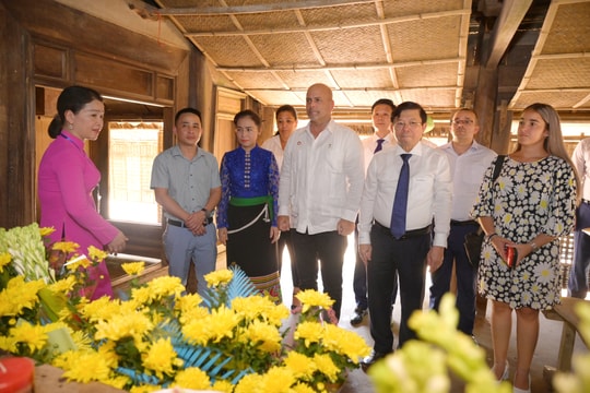 Đoàn Ủy ban Bảo vệ Cách mạng Cuba tưởng niệm Chủ tịch Hồ Chí Minh tại Khu Di tích Quốc gia đặc biệt Kim Liên