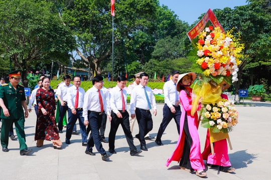 Lãnh đạo tỉnh Nghệ An dâng hương tưởng niệm Chủ tịch Hồ Chí Minh