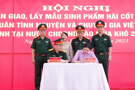 Lấy mẫu sinh phẩm xác định ADN của 96 hài cốt liệt sĩ quân tình nguyện và chuyên gia Việt Nam hy sinh tại Lào