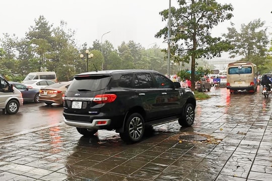 Điều khiển ô tô, xe máy đi trên vỉa hè bị phạt nặng thế nào? 