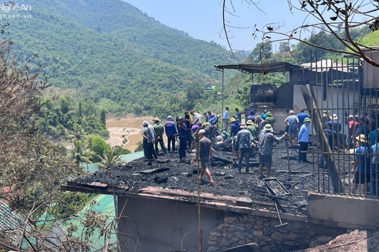 Hỏa hoạn thiêu rụi căn nhà gỗ 4 gian ở huyện rẻo cao Nghệ An