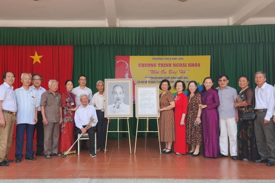 Người thầy giáo già và câu chuyện đi tìm 'hình' của Bác