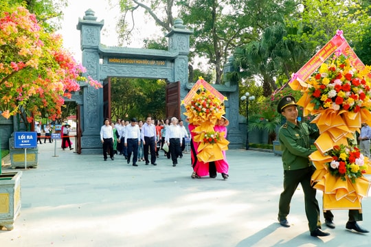 Nguyên Chủ tịch nước Nguyễn Minh Triết dâng hoa, dâng hương tưởng niệm Chủ tịch Hồ Chí Minh