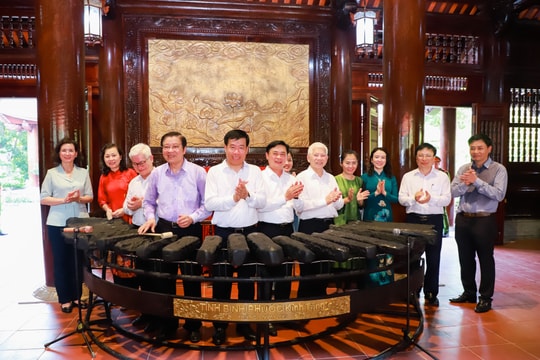 Tỉnh Bình Phước trao tặng Khu Di tích Kim Liên tiêu bản Đàn đá Lộc Hòa - bảo vật quốc gia