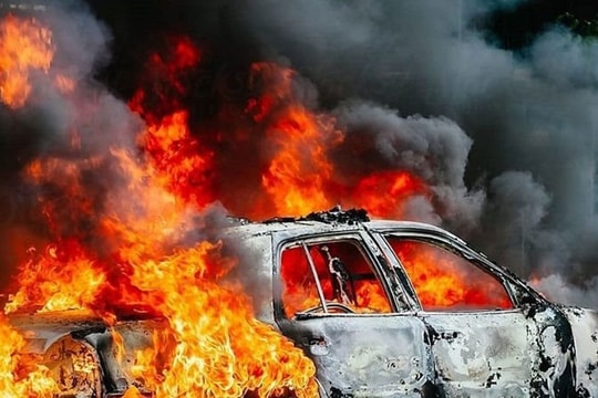 Nắng nóng làm tăng nguy cơ cháy xe, hãy bỏ ngay những việc làm sau