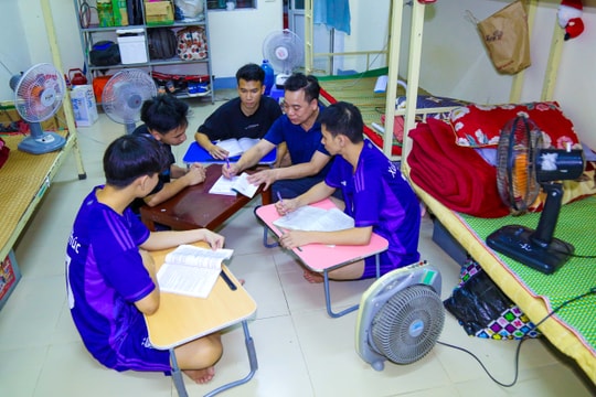 Học sinh xứ Nghệ căng mình ôn thi trong nắng nóng hơn 40 độ