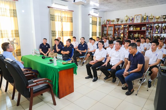 Chủ tịch Sông Lam Nghệ An động viên đội nhà trước trận gặp Hồng Lĩnh Hà Tĩnh